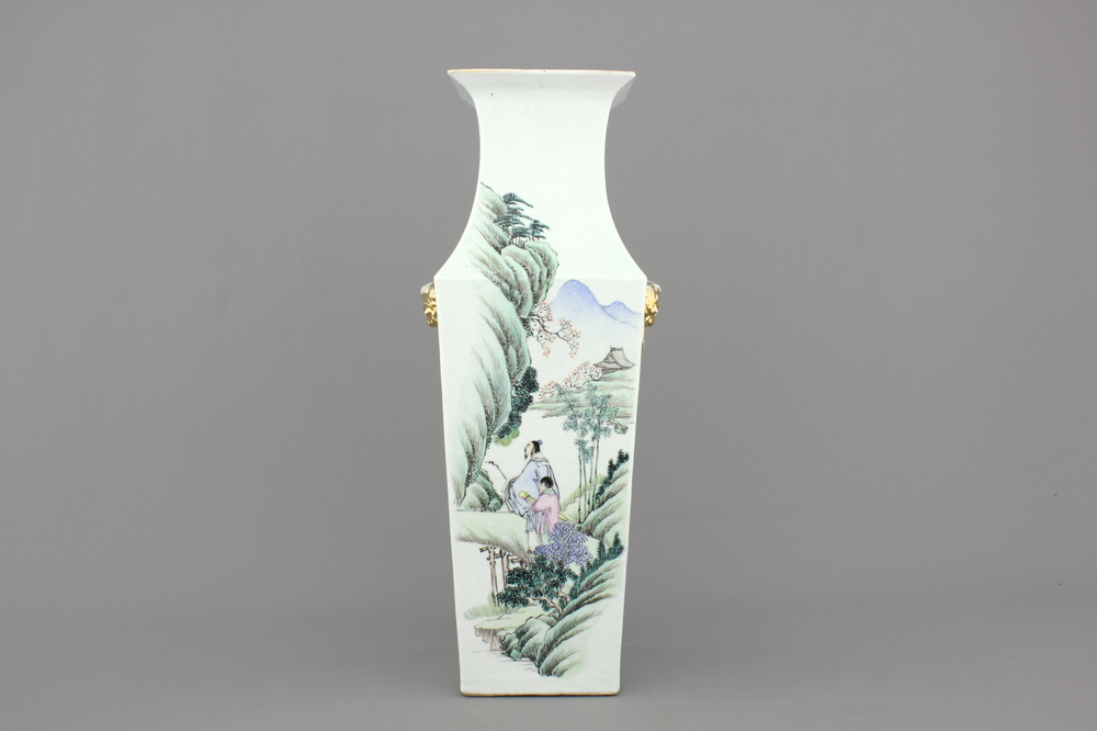 A refined Chinese porcelain square vase, 19/20th C.