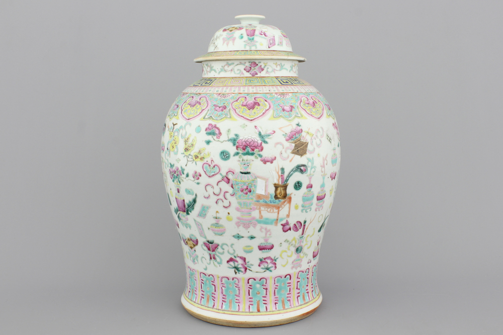 Vase couvert en porcelaine de Chine &agrave; d&eacute;cor d'objets de lettr&eacute;s, famille rose, 19e