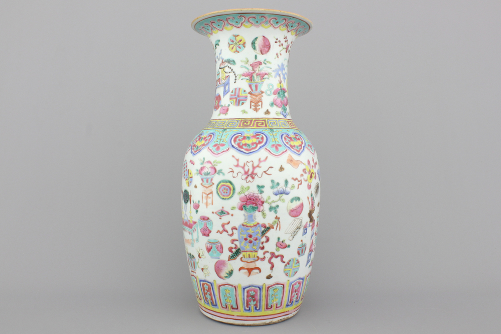 Vase en porcelaine de Chine &agrave; d&eacute;cor d'objets de lettr&eacute;s, famille rose, 19e