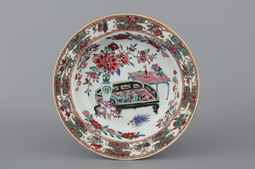 Bord in Chinees porselein met interieur, famille rose, Yongzhen, 18e eeuw