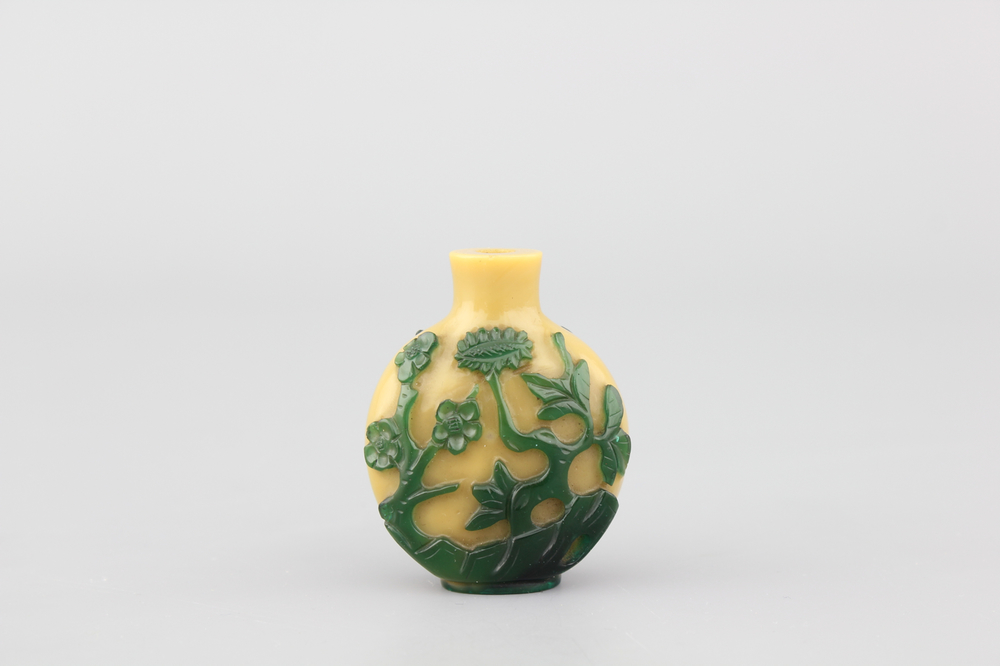A Chinese overlay glass snuff bottle, ca. 1800