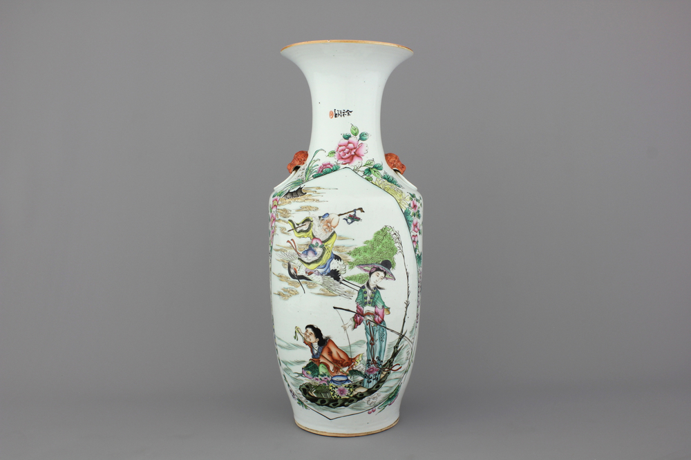 A Chinese porcelain famille rose vase with immortals, 19/20th C.