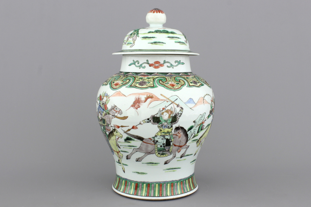 Vase wucai couvert en porcelaine de Chine &agrave; d&eacute;cor de guerriers &agrave; cheval, 19e