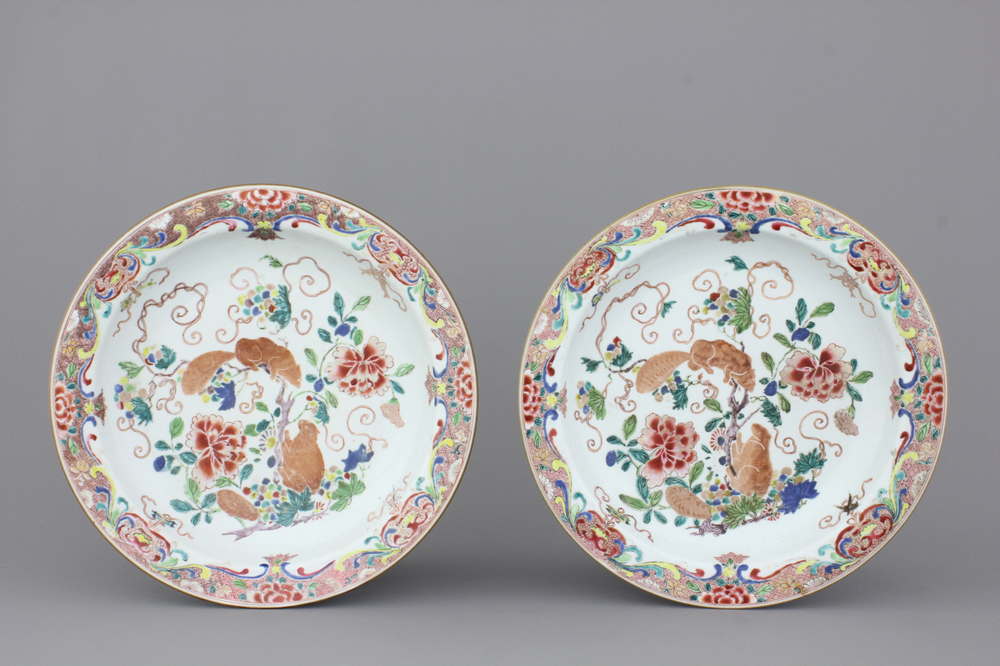 Paire de plats en porcelaine de Chine, &agrave; d&eacute;cor d'&eacute;cureuils, famille rose, 18e