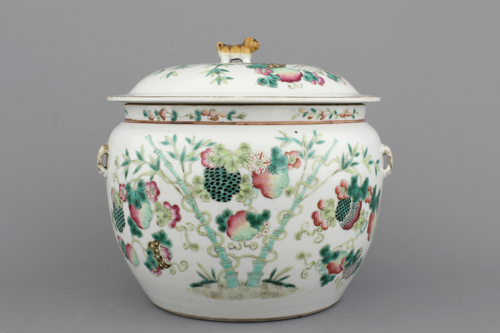 A Chinese porcelain food pot, 19th C.