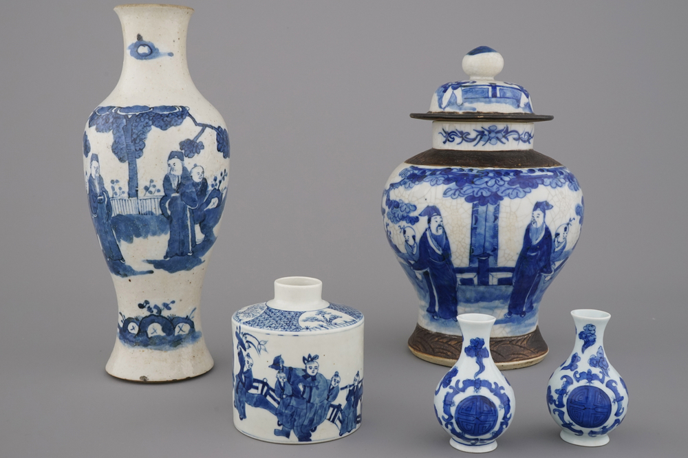 A set of blue and white Chinese porcelain vases, 19/20th C.