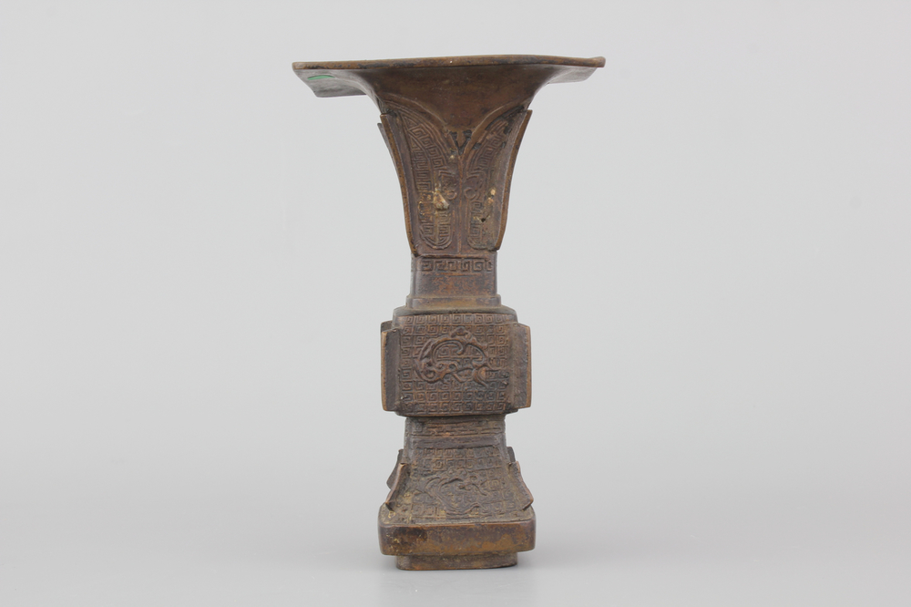 Vase rectangulaire chinois en bronze, fin Ming ou dynastie Qing