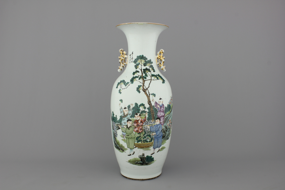 Vase en porcelaine de Chine &agrave; d&eacute;cor de gar&ccedil;ons jouant dans un jardin, 19e-20e