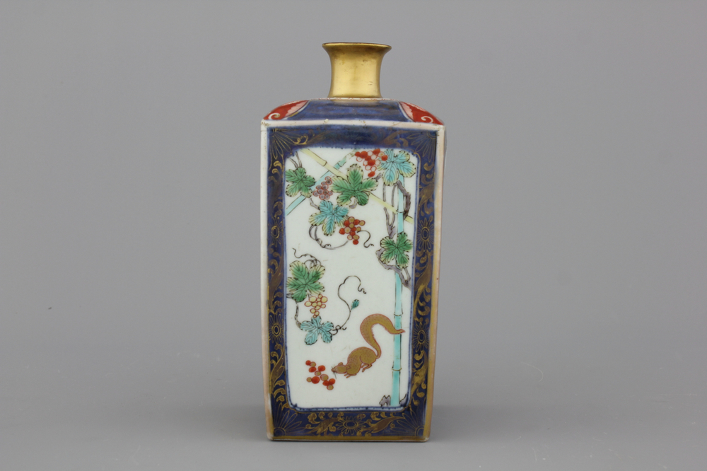 Bo&icirc;te fine &agrave; th&eacute; en porcelaine de Chine, style Kakiemon, 18e