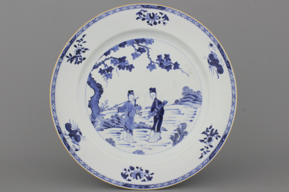 Plat en porcelaine de Chine, bleu et blanc, &agrave; d&eacute;cor de dames dans un jardin, Qianlong, 18e