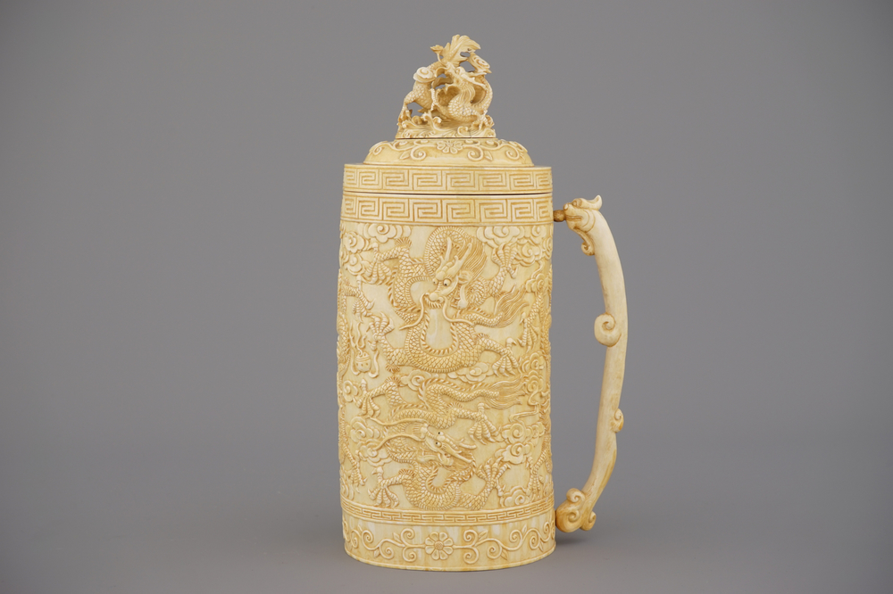 Fijne Chinese gegraveerde ivoren beker met deksel, ca 1900