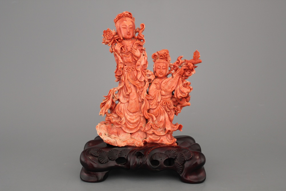 Groupe fine sculpt&eacute;e en corail rouge de Guanyin jouant le 'Qin', Chine, 19e