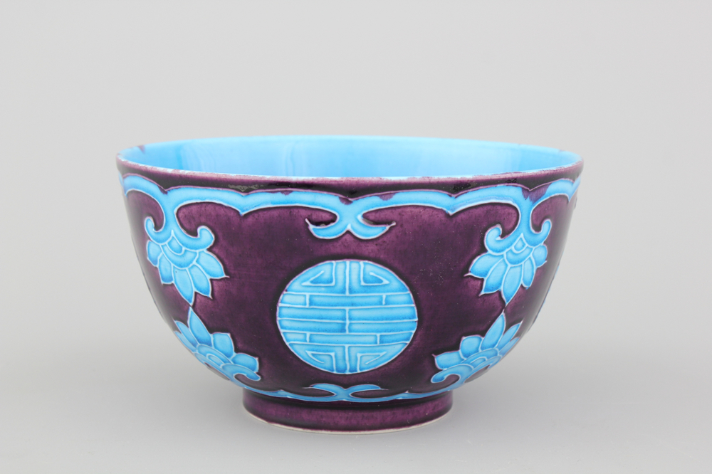 A Chinese porcelain fahua relief-decorated bowl, 19th C.