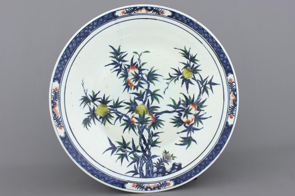 Tr&egrave;s grand plat chinois doucai &agrave; d&eacute;cor neuf p&ecirc;ches', 19e