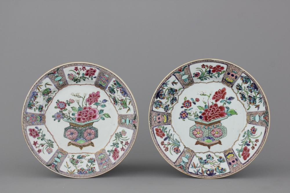 Paire d'assiettes en porcelaine de Chine, famille rose, Yongzheng/Qianlong, 18e