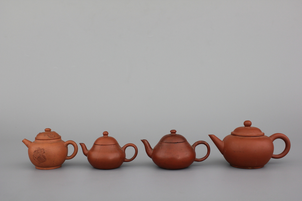 A set of 4 small Chinese Yixing teapots, late Qing/20th C.