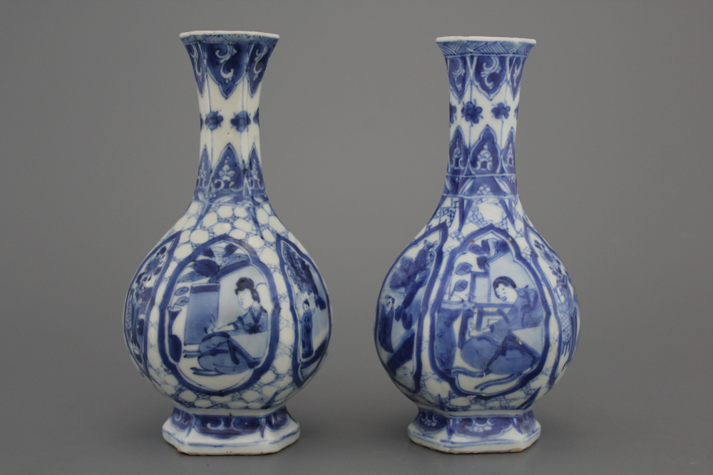 Paire de vases presque semblant en porcelaine de Chine, bleu et blanc, Kangxi
