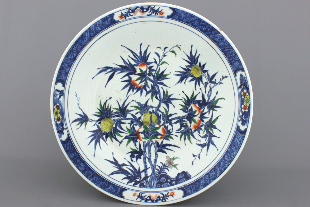 Tr&egrave;s grand plat chinois doucai &agrave; d&eacute;cor neuf p&ecirc;ches', 19e