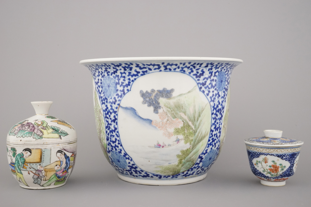 A fine Chinese porcelain jardiniere and two covered bowls, 19/20th C.