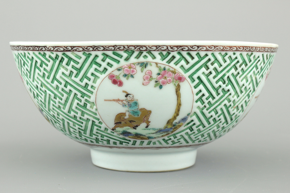 Coupe en porcelaine de Chine d&eacute;cor&eacute;e en relief, famille rose, Yongzheng, 1722-1735