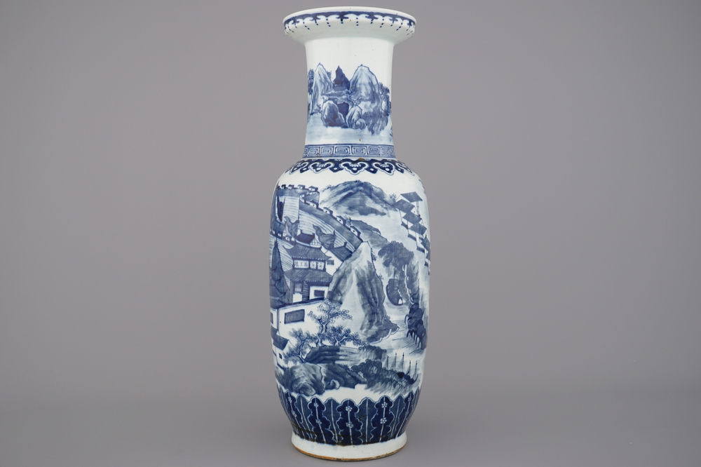 Vase rouleau &agrave; d&eacute;cor de paysage en porcelaine de Chine, bleu et blanc, 19e