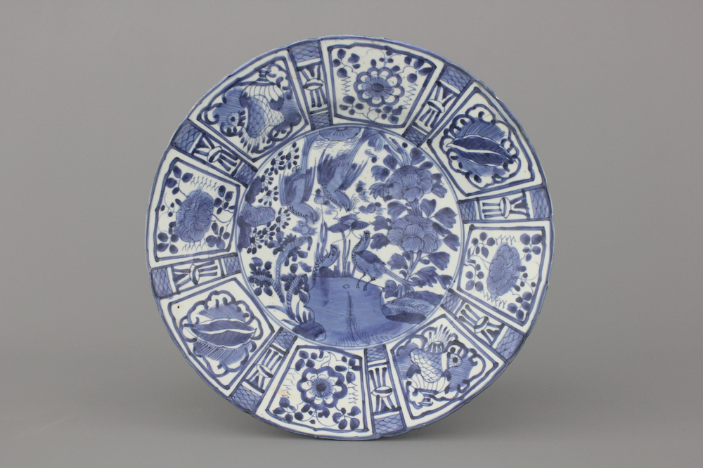 Plat japonais avec oiseaux dans le feuillage, style Ming, Arita, p&eacute;riode Edo, 17e