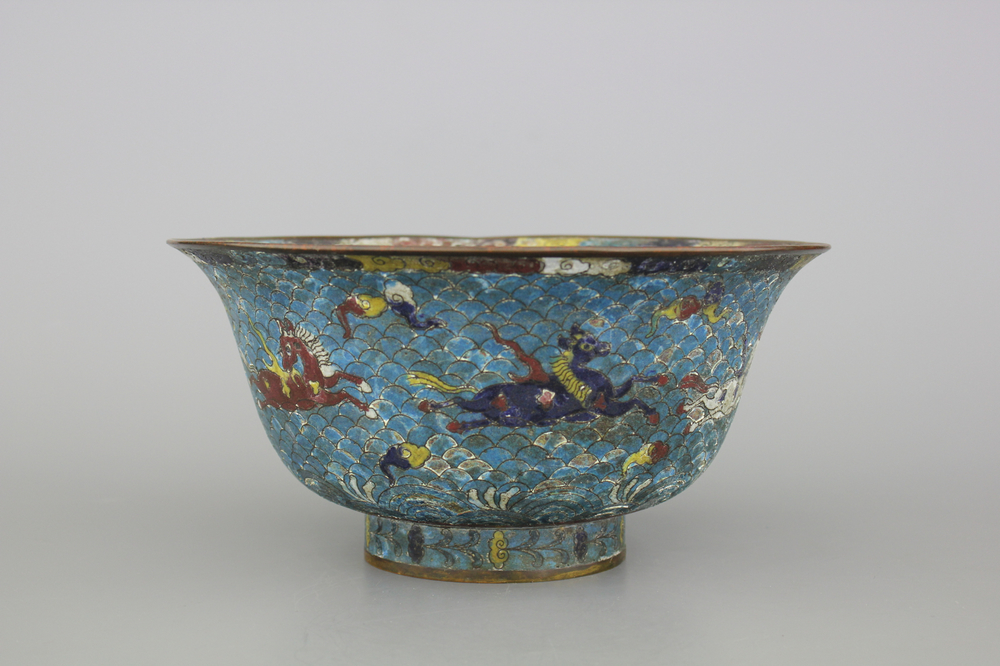 Coupe chinoise cloisonn&eacute;e "Horses of Mu Wang", dynastie Ming