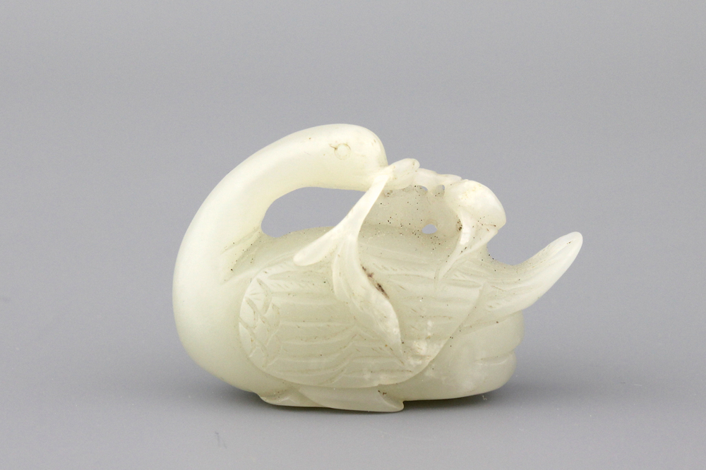 Sculpture d'un canard en jade c&eacute;ladon, 19e-20e