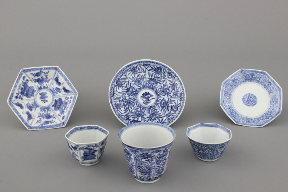 A set of 3 Chinese porcelain blue and white cups and saucers, Kangxi