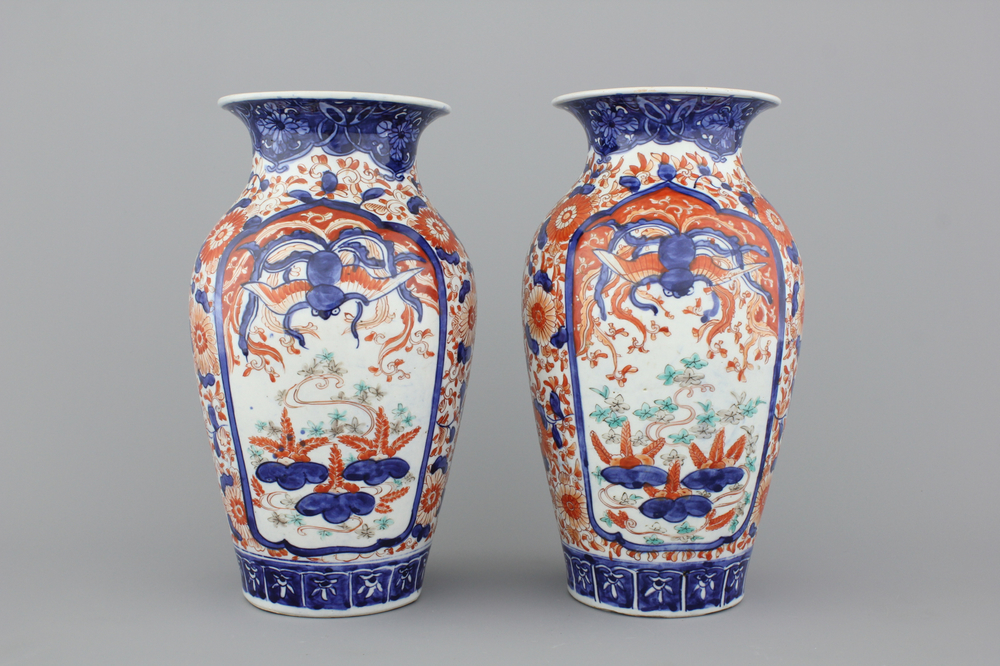 Paire de vases en porcelaine de Japon Imari, fin Meiji, 19e