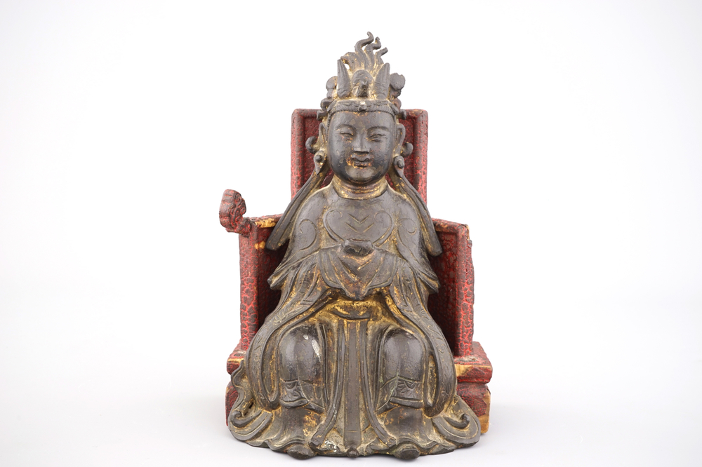 Figure de Guanyin en bronze partiellement dor&eacute;e, assise sur tr&ocirc;ne en bois lacqu&eacute;, dynastie Ming