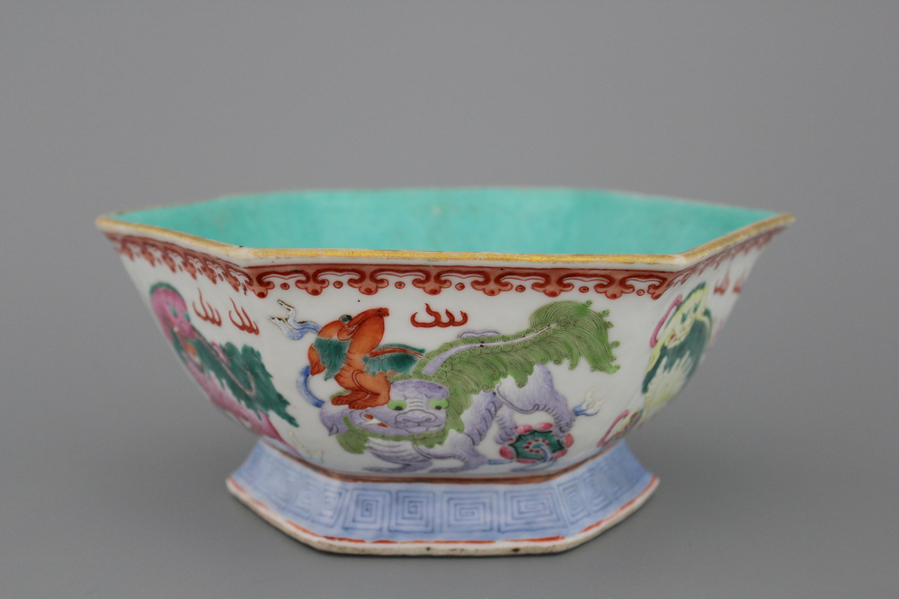 Coupe en porcelaine de Chine &agrave; d&eacute;cor de chiens Fo, 19e