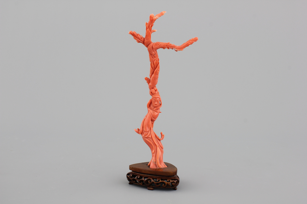 Branche fine sculpt&eacute;e en corail rouge avec Guanyin avec oiseaux et fleurs, Chine, 19e