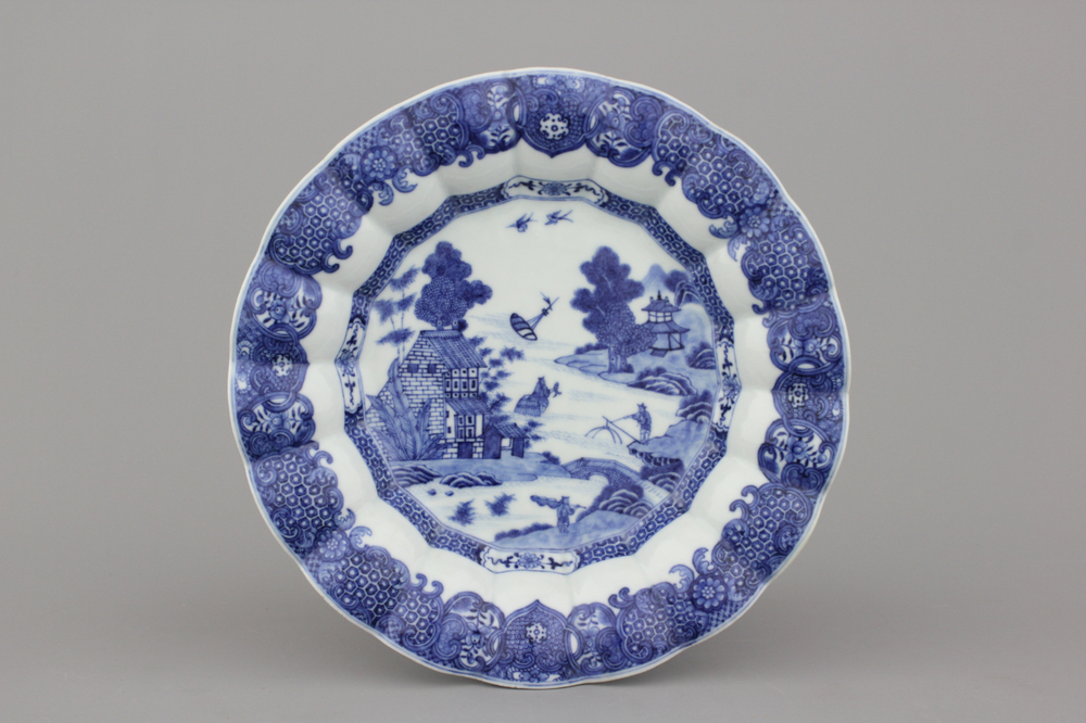 Plat lob&eacute; en porcelaine de Chine pour l'export, bleu et blanc