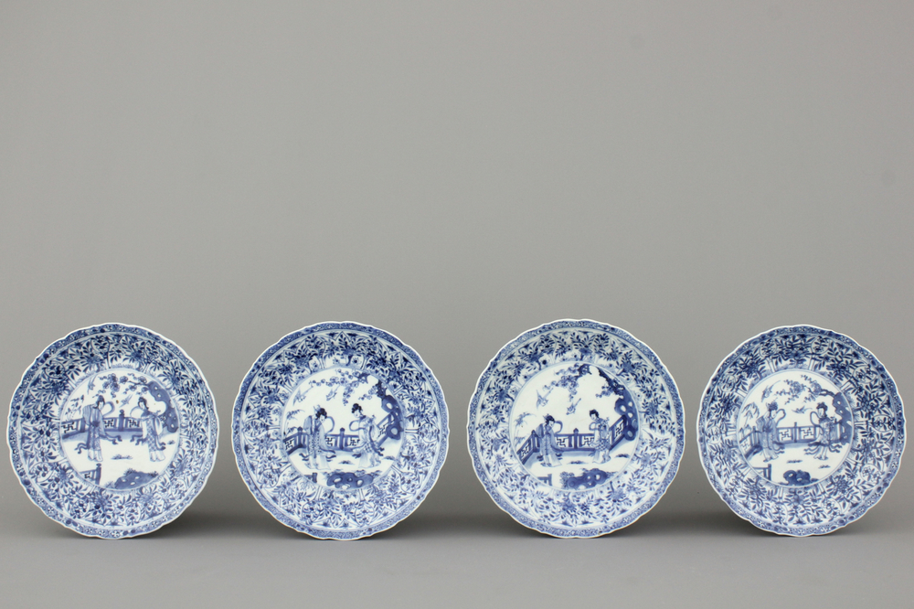 Lot de 4 assiettes en porcelaine de Chine, bleu et blanc, avec dames dans un jardin, Kangxi, d&eacute;but 18e