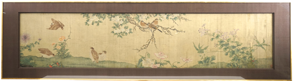 Grande peinture sur rouleau, encadr&eacute;e, &agrave; d&eacute;cor d'oiseau et de fleurs, Chine, 18e