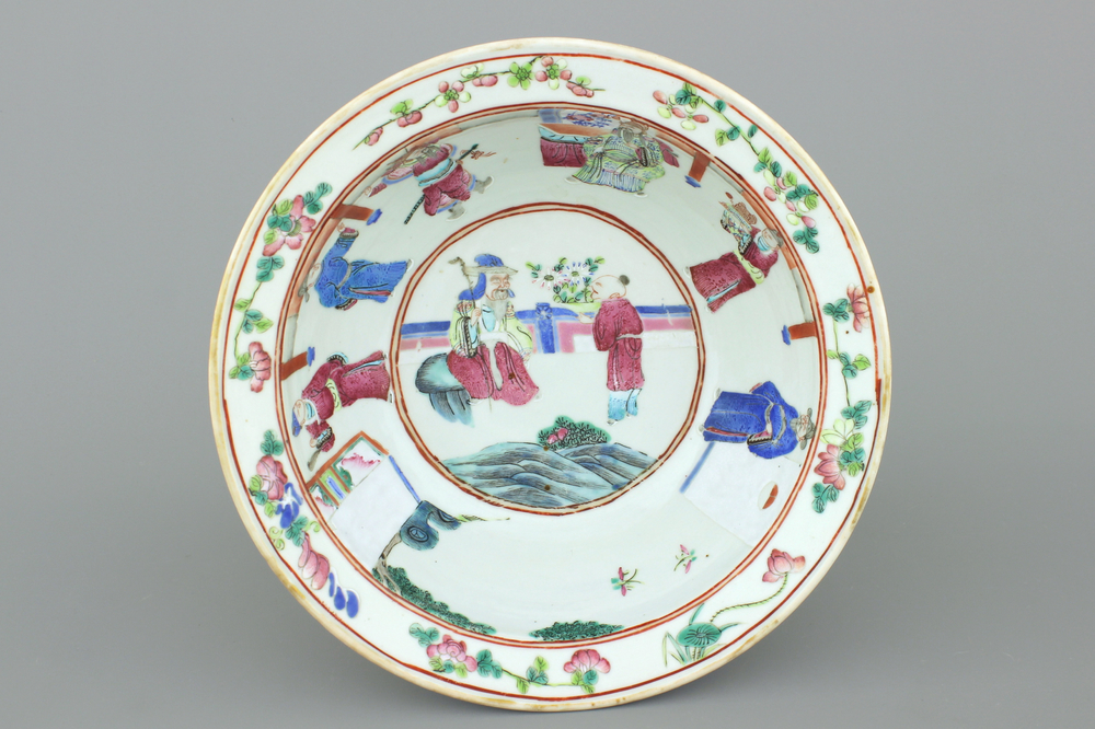 A Chinese porcelain famille rose bowl, 19th C.