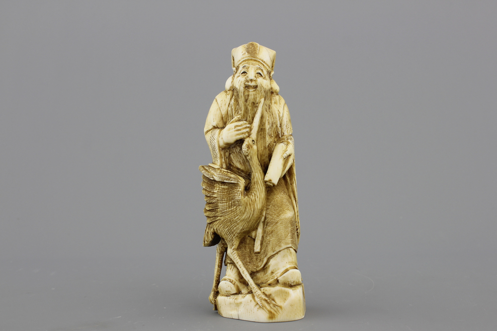 Figure japonaise sculpt&eacute;e "okimono" d'un Sage avec une grue, 19e