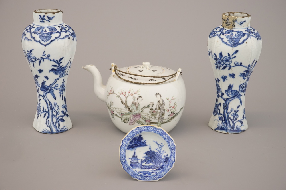 Lot d'objets en porcelaine de Chine: sali&egrave;re, th&eacute;i&egrave;re et paire de vases, 18e-19e