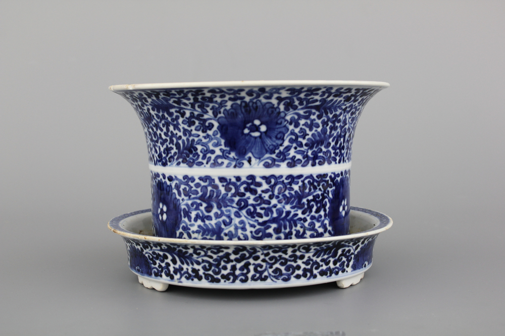 Jardini&egrave;re avec support en porcelaine de Chine, bleu et blanc, dynastie King