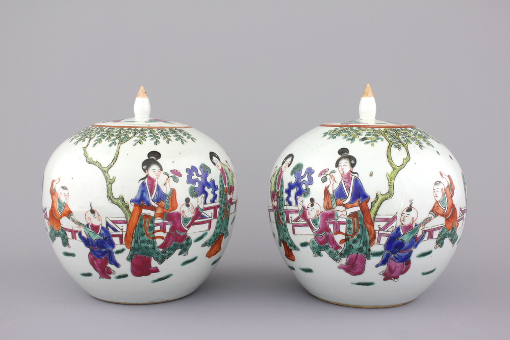 Paire de pots couverts en porcelaine de Chine, famille rose, 19e