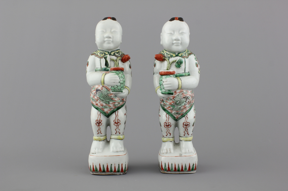 Deux figures wucai en porcelaine de Chine de fr&egrave;res Hoho, 19e