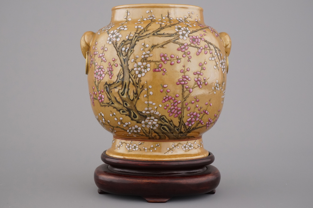 Remarquable vase avec support, fond marron, Chine, famille rose, 19e