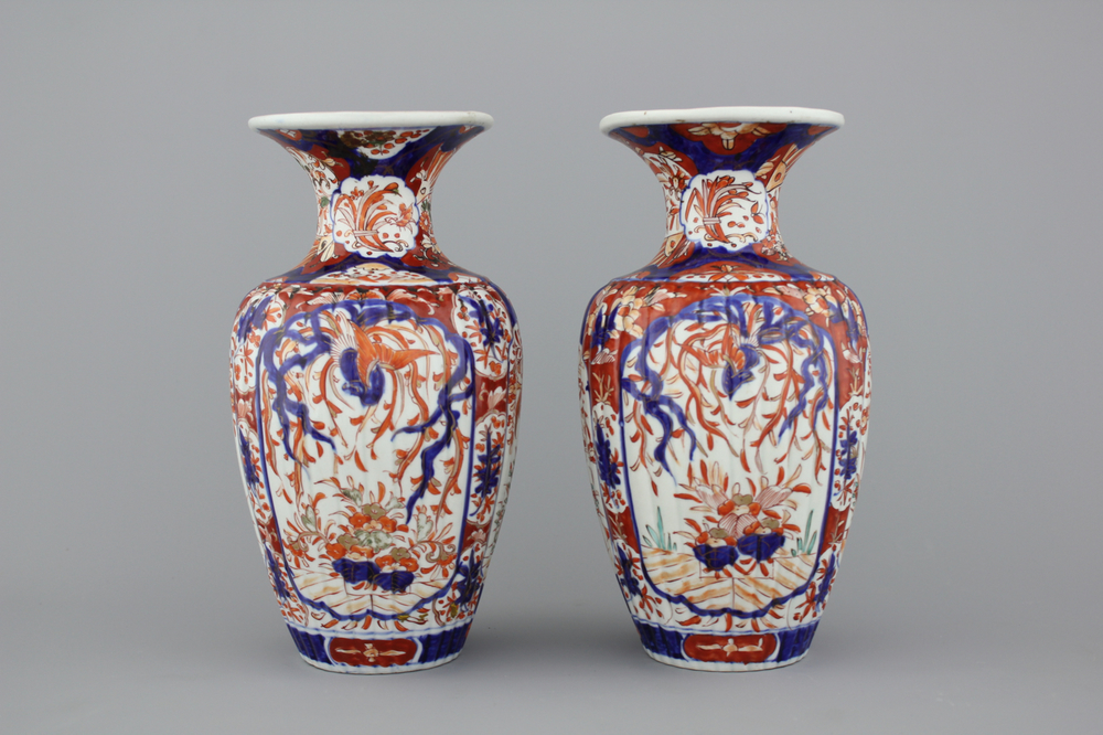 Paire de vases en porcelaine de Japon Imari, fin Meiji, 19e