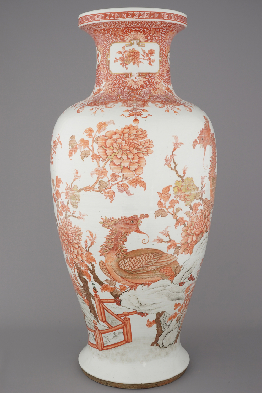 Grand vase chinois aux emaux corails et dor&eacute;s, &agrave; d&eacute;cor de paon, Qianlong 18e