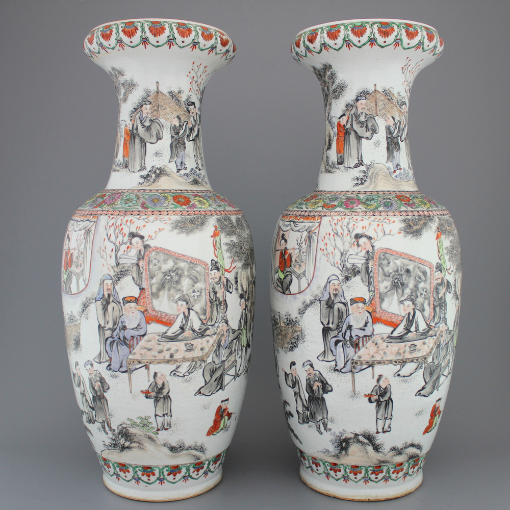 Paire de vases en porcelaine de Chine, avec lettr&eacute;s, famille rose, 19e