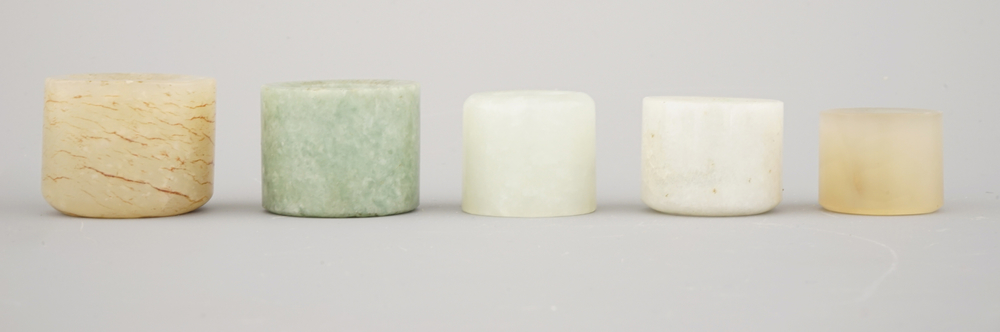 A set of 5 various jade archer's rings, 19/20th C.