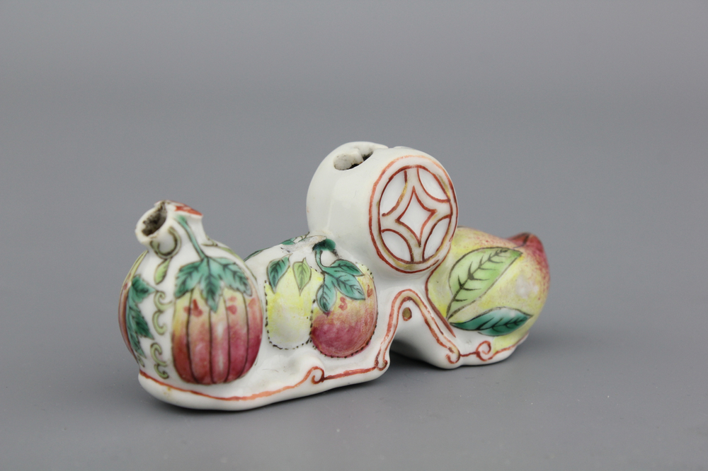 Pot &agrave; pinseaux en porcelaine de Chine en forme de fruits sanduo, 19e