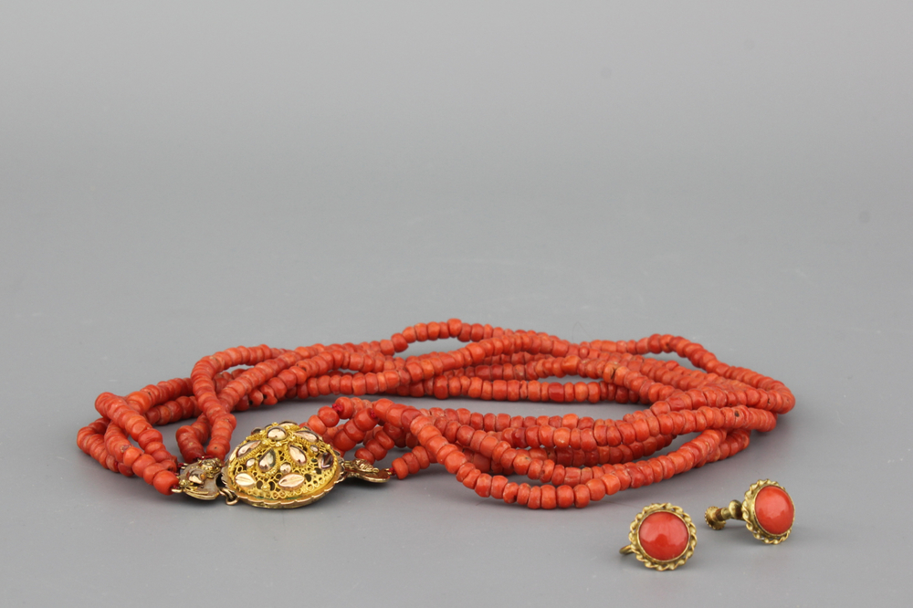 Lot de bijoux chinois en corail et or, 19e