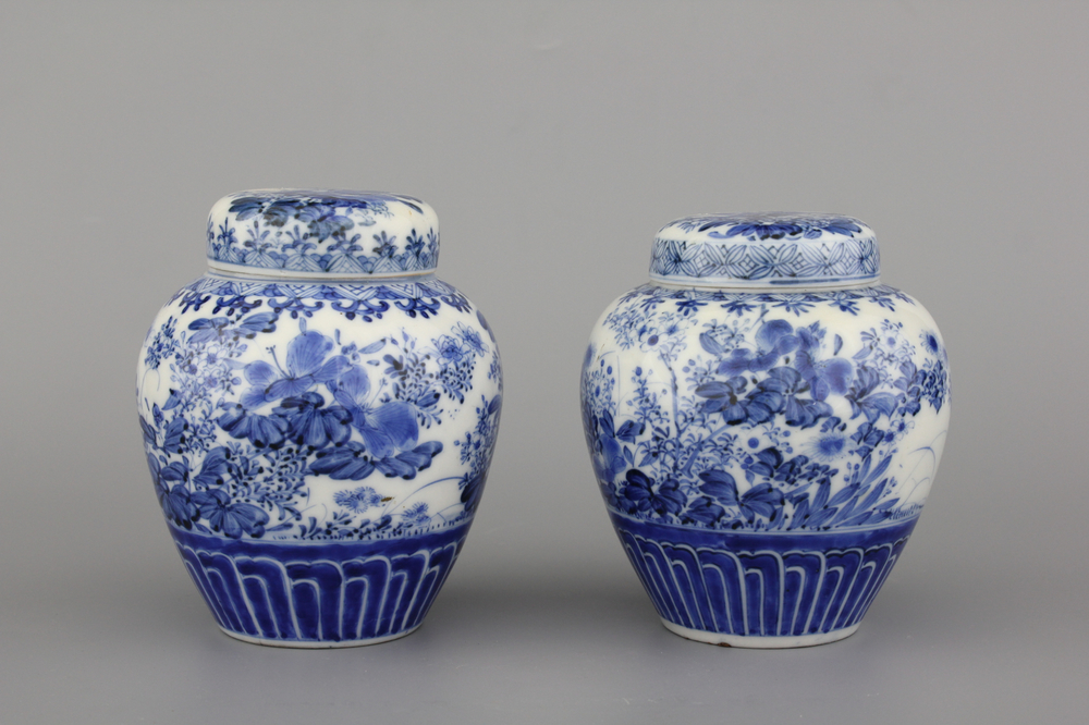 Paire de pots couverts en porcelaine de Japon, bleu et blanc, Arita, 19e